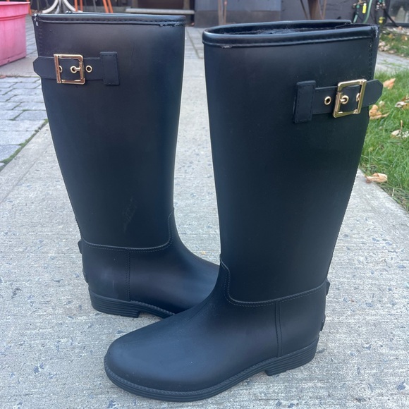black RAIN BOOTS 🖤 size 7 women WATERPROOF - Picture 2 of 5